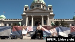 Andrej Obradović u štrajku glađu pred zgradom Skupštine Srbije, Beograd, april 2024. 