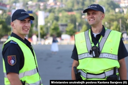 Zyrtarët policorë të Sarajevës, të njësitit për trafik rrugor, shihen me kamerat trupore Hytera, para nisjes së ceremonisë për lansim të pilotprojektit, më 1 korrik.