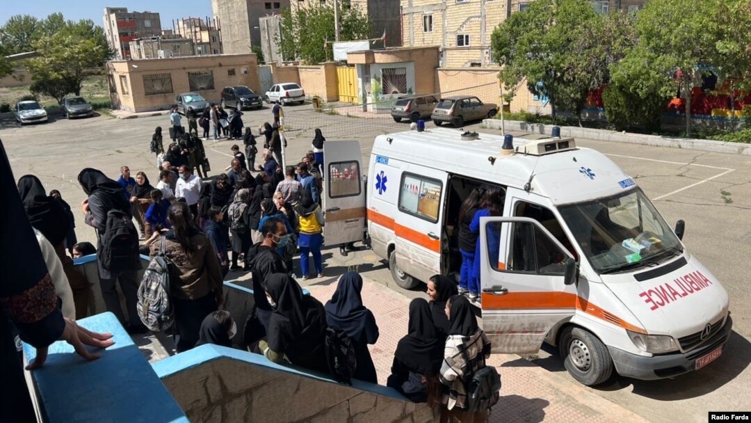 عکسی که از مسمومیت دانش‌آموزان هنرستان دخترانه امام محمدباقر ماهدشت کرج در اختیار رادیو فردا قرار گرفته است، ۲۸ فروردین
