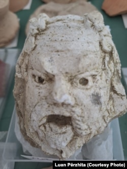 Figurinë antropomorfe e gjetur në lokalcionin arkeologjik ku u zbulua vila.