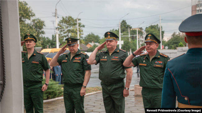 Andrei Lobov (al doilea din dreapta) apare la marcarea a 30 de ani de ani ai operațiunii de menținere a păcii pe Nistru, într-o fotografie publicată de portalul transnistrean, Novosti Pridnestrovia. Tiraspol, 29 iulie 2022