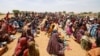 Refugjatët sudanezë, të cilët kanë ikur nga konflikti në vendin e tyre, presin të marrin racione ushqimore nga Programi Botëror i Ushqimit (WFP), pranë kufirit midis Sudanit dhe Çadit.