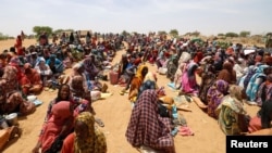 Refugjatët sudanezë, të cilët kanë ikur nga konflikti në vendin e tyre, presin të marrin racione ushqimore nga Programi Botëror i Ushqimit (WFP), pranë kufirit midis Sudanit dhe Çadit.