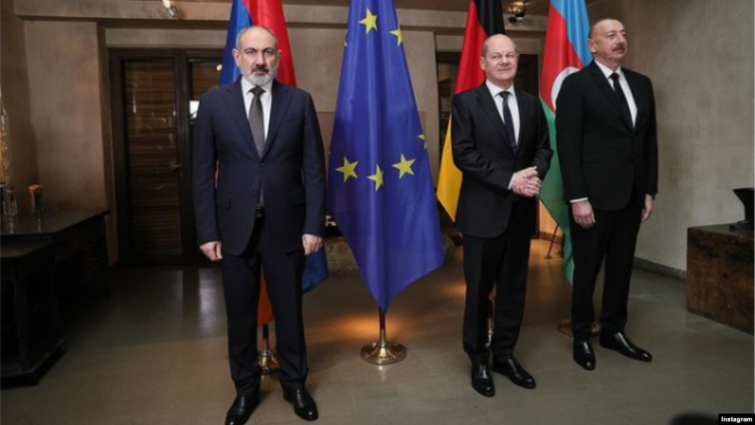 Armenia's Nikol Pashinian (left to right), German Chancellor Olaf Scholz, and Azerbaijani President Ilham Aliyev meet in Munich on February 17.