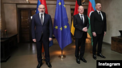 Armenia's Nikol Pashinian (left to right), German Chancellor Olaf Scholz, and Azerbaijani President Ilham Aliyev meet in Munich on February 17.