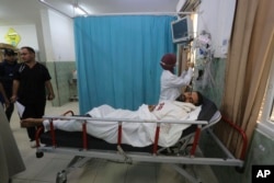 Palestinac ranjen u izraelskom bombardovanju Pojasa Gaze čeka na liječenje u bolnici u Rafi, 28. oktobra