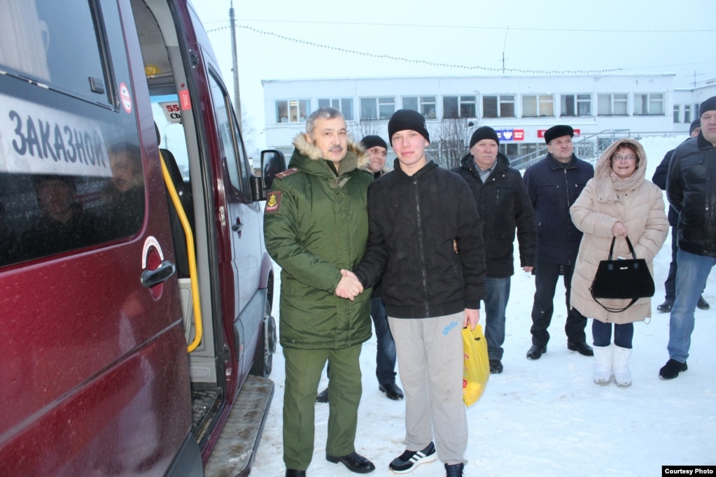 Aleksandr Tutrinov si è congratulato per essere entrato nell'esercito russo nel 2019.