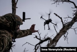 Украинский военнослужащий запускает беспилотник FPV-камикадзе