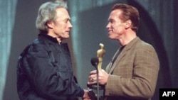 Клинт Истууд и Арнолд Шварцнегер репетират на сцената през 1995 г. в подготовка за 67-ите годишни награди "Оскар"