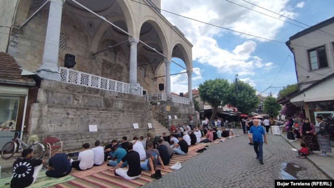 Mbishkrimet janë parë edhe para xhamisë.