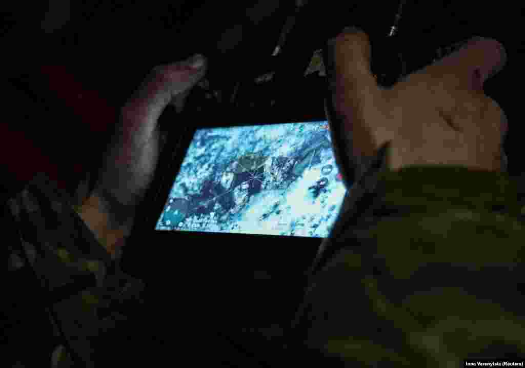 Український солдат дивиться на монітор безпілотника, на якому видно тіло російського солдата, вбитого безпілотником-камікадзе. І Росія, і Україна розгортають тисячі безпілотників над полем бою.