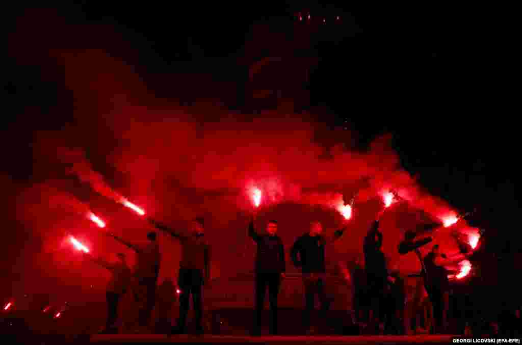 Поддржувачите на ВМРО-ДПМНЕ со факели ја прославуваат победата на нивниот претседателски кандидат Гордана Силјановска-Давкова во првиот круг од претседателските избори во Скопје, Северна Македонија.