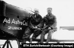 შვეიცარიელი მფრინავი და ფოტოგრაფი ვალტერ მიტელჰოლცერი (მარცხნივ) და მექანიკოსი ერნსტ ბისეგერი 1924 წელს სპარსეთში გაფრენამდე.