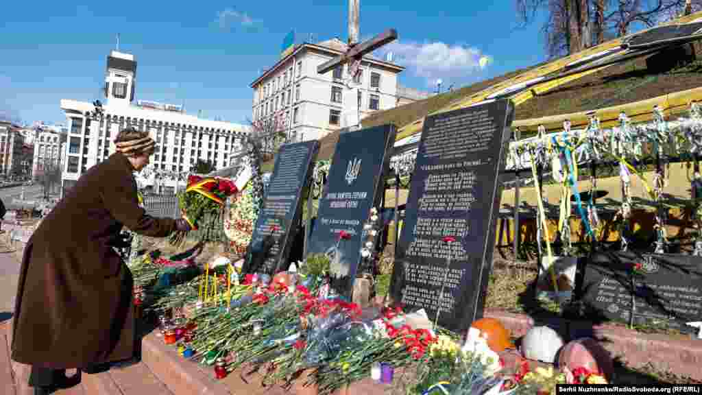 Посол Німеччини в Україні Анка Фельдгузен покладає квіти до меморіального хреста на Алеї Небесної сотні