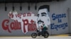 Motociklista prolazi pored murala predsednika Venecuele i predsedničkog kandidata Nikolasa Madura u Karakasu 22. jula 2024.