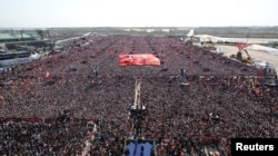 Президент Туреччини Тайїп Ердоган звертається до своїх прихильників під час мітингу перед президентськими та парламентськими виборами 14 травня. Стамбул, 7 травня 2023 року