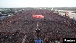 Режеп Тайып Эрдогандын жактоочулары Стамбулда. 2023-жылдын 7-майы.