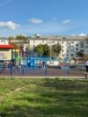 Эта площадка находится в центре Уфы. Несколько лет назад ее отремонтировали по программе "Башкирские дворики". Результат не всем понравился