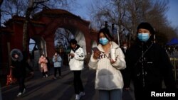 S maskom na licu na ulicama Pekinga, Kina, 14. februar.