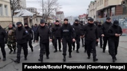 Mai multe persoane care poartă uniformă cu denumirea „Scutul Poporului” au participat la un protest organizat de Partidul Șor în fața Procuraturii Generale, 28 noiembrie 2022. 