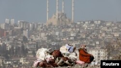 یک شهروند قهرمان‌مرعش بر آوار خانه‌اش، ۲۵ بهمن