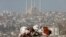 یک شهروند قهرمان‌مرعش بر آوار خانه‌اش، ۲۵ بهمن