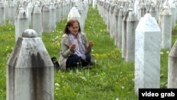 O femeie se roagă lângă pietrele funerare ale victimelor de la Srebenica, la cimitirul memorial din Potocari (Bosnia și Herțegovina). 