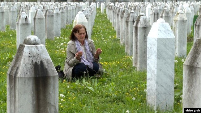 Nura Begović na mezaru brata Adila Suljića u Memorijalnom centru u Potočarima.