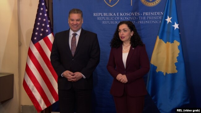 I dërguari i Shteteve të Bashkuara për Ballkanin Perëndimor, Gabriel Escobar, me presidenten e Kosovës, Vjosa Osmani, para takimit në Prishtinë, 13 mars 2024.
