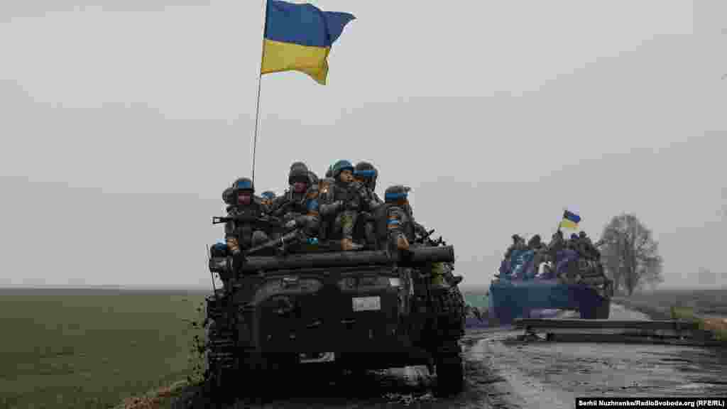 Українські прапори на українській військовій техніці було видно навіть через туман.&nbsp;Фото від 2 квітня 2022 року