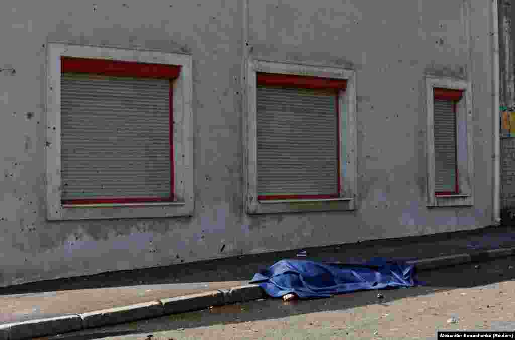 The body of a man killed during the shelling lies in the street. &nbsp;