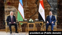 Президент Узбекистана Шавкат Мирзияев с главой Египта Абдельфаттахом ас-Сиси. Каир, 21 февраля 2023 года.