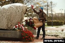 Возложение цветов к Соловецкому камню в Петербурге