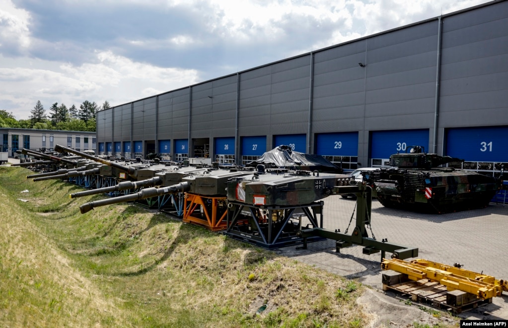Готові башти танків біля заводу Rheinmetall. Після російського вторгнення німецька компанія із виробництва зброї додала близько 2000 робочих місць і була включена до індексу акцій Франкфурта DAX