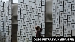Меморіал із прізвищами убитих і закатованих російськими військовими жителів Бучі. У всіх одна дата смерті: березень 2022 року