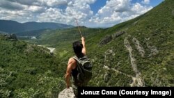 Jonuz Cana gjatë ngjitjes për te Shpella e Pëllumbasit në Shqipëri.