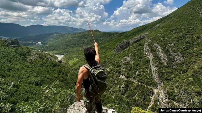 Jonuz Cana gjatë ngjitjes për te Shpella e Pëllumbasit në Shqipëri.