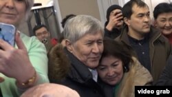 Алмазбек Атамбаев Кой-Таштагы үйүндө жакындары менен, 14-февраль, 2023-жыл (Видеодон алынган сүрөт)