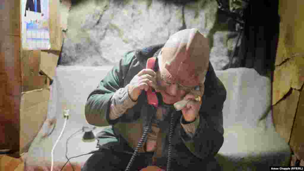 Robbantást irányít telefonon a műszaki igazgató. A Jereván külvárosa alatti sólelőhelyek szívóssága miatt a bányászok dinamittal robbantják darabokra a kősót