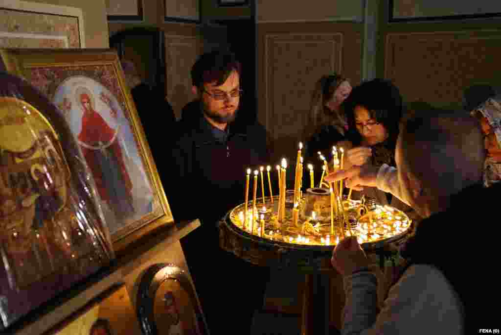 Vjernici prisustvuju svetoj arhijerejskoj liturgiji u Sabornoj crkvi Rođenja presvete Bogorodice u Sarajevu, Bosna i Hercegovina.