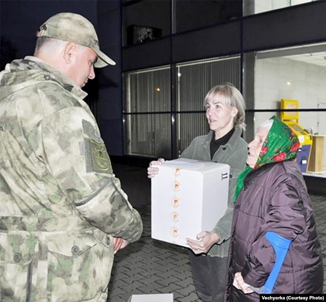 Një pensioniste ruse dhe vajza e saj duke i dhënë një kuti me çorape për ushtarët e njësisë "Gladiatori"