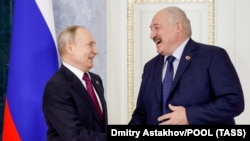 Російський лідер Володимир Путін (л) і білоруський правитель Олександр Лукашенко