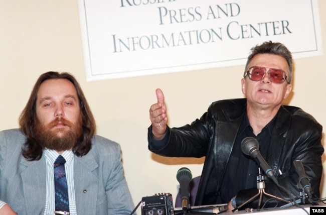 Александр Дугин (слева) и писатель Эдуард Лимонов объявляют о создании национал-большевистской партии, 1994 год