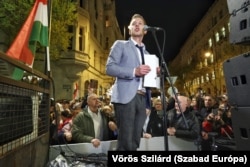 პიტერ მადიარი გამოდის საპროტესტო აქციაზე ბუდაპეშტში, პარლამენტის მახლობლად, ეროვნული მოწამეთა ძეგლთან, 2024 წლის 26 მარტს.
