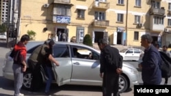 Подённые рабочие договариваются с заказчиком о разовой работе в одном из районов Душанбе. Архивное фото