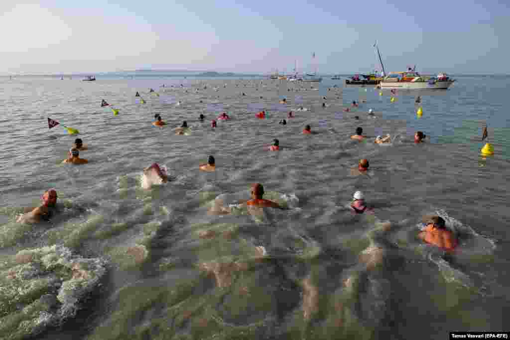 Pjesëmarrësit duke filluar një garë noti në Revfulop, Hungari, më 21 korrik.