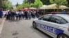 Demonstranti blokiraju prolazak vozilu kosovske policije, Zvečan, Kosovo, 5. jun 2023.