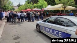 Demonstranti blokiraju prolazak vozilu kosovske policije, Zvečan, Kosovo, 5. jun 2023.