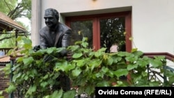 În imagine, o statuie a fostului parlamentar Ion Rațiu, în curtea casei familiei, devenită sediul Centrului Rațiu pentru Democrație.