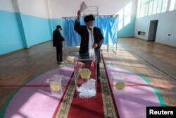Избиратель на участке в городе Талгаре Алматинской области. 19 марта 2023 года